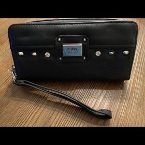 BN w/tags - Guess wristlet Wallet